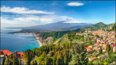Sur quelle île se trouve la ville de Catane ?