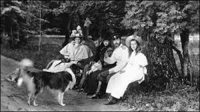 Raspoutine devient un familier et le conseiller personnel du couple impérial. Le "moine-guérisseur" a ses entrées dans la résidence principale de la famille Romanov. Dans quel palais Nicolas II résidait-il le plus souvent à partir de 1905 ?