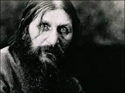 Le poison ne faisant pas suffisamment d'effet, avec quelle arme le Prince Youssoupov et ses complices vont-ils tuer Raspoutine ?