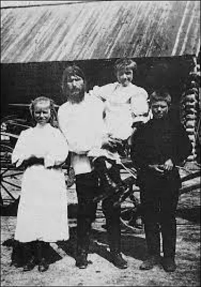 Issu d'une famille de petits paysans, le jeune Grégori aide ses parents dans les travaux des champs et à la ferme. Par quel terme à connotation méprisante désignait-on les paysans de petite classe sociale dans l'ancienne Russie ?