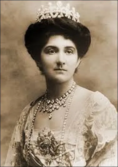 Sa réputation parvient aux plus hautes sphères de la société. Invité par l'évêque de Kiev, il rayonne dans les salons mondains où il se livre à des séances de prêches, de spiritisme et de divination. Il fait la connaissance d'une cousine du tsar qui va l'introduire auprès de la famille impériale. Quel est le nom de cette Grande-Duchesse de Russie ?