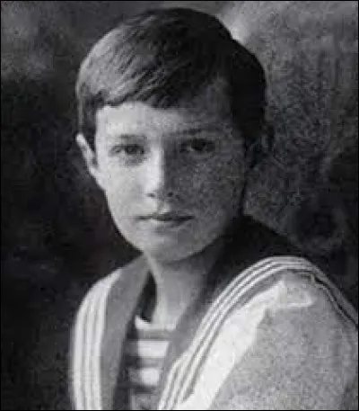 Nicolas II est inquiet de l'état de santé du jeune tsarévitch, dont les soins prodigués par les médecins sont sans effet. Il appelle Raspoutine, réputé pour ses dons de guérisseur, au chevet de son fils. Quel est le prénom du jeune héritier de la couronne ?