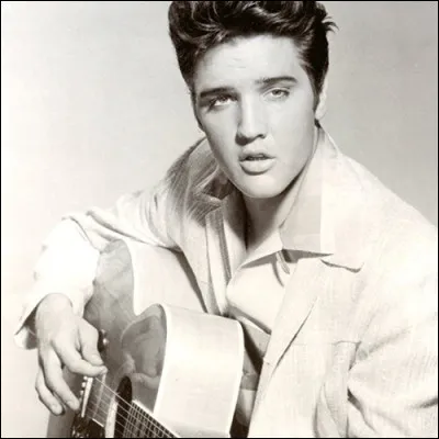 Dans la chanson d'Elvis, quelle est la couleur des chaussures "Suede Shoes"  ?