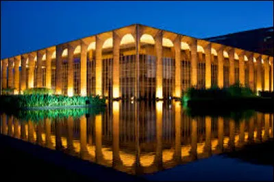 Qui est l'architecte de la ville nouvelle de Brasilia, quasiment sortie du désert ?