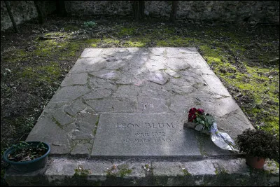 Qu'y a-t-il d'écrit sur la tombe de Kendra ?