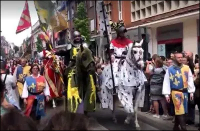 Beauvais, assiégée par 80 000 soldats de Charles le Téméraire, semble perdue en juillet 1472. Mais une jeune ouvrière arrache l'étendard bourguignon, des renforts royaux arrivent. Beauvais est sauvée. Qui est cette jeune fille ?