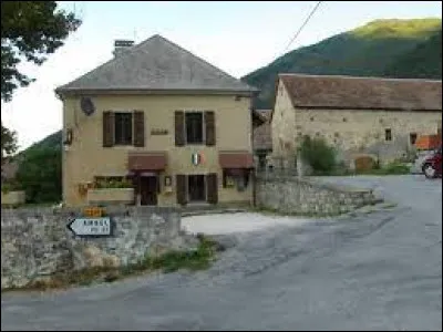 Petit village Isérois de 14 habitants, au nord du massif du Dévoluy, Monestier-d'Ambel se situe en région ...