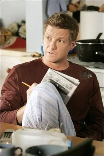 Qui joue Carlos Solis et qui joue Tom Scavo ?