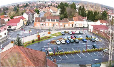 Comment se nomme cette ville de 5 000 habitants, située dans la banlieue de Valenciennes ?