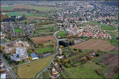 Dans quel département se trouve Grand-Charmont, ville de 5 800 habitants de l'agglomération de Montbéliard ?