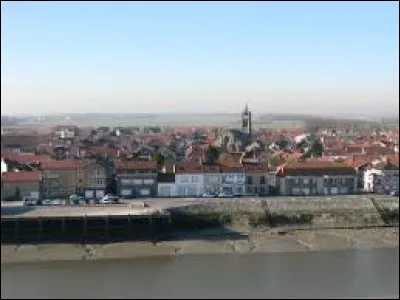 Dans quel département se trouve Grand-Fort-Philippe, petite ville de 4 900 habitants, située à l'embouchure de l'Aa ?