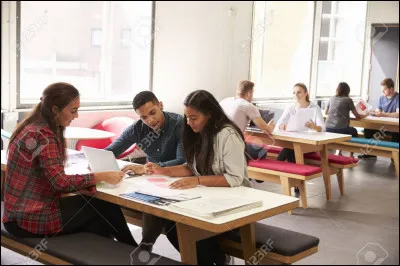 Tu es en étude dans un collège où tu travailles sur liPad. Le surveillant annonce le quart dheure de lecture fini. Que fais-tu ?