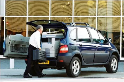 Sur quel monospace trouve-t-on ce hayon en deux parties ?