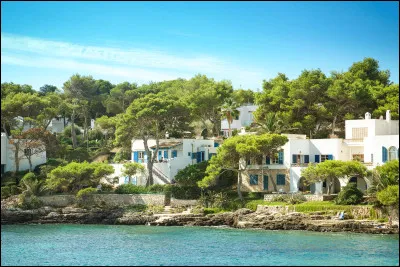 Sur quelle île espagnole est situé le village de Cala d'or ?