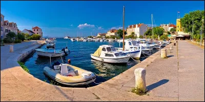 Quelle est la particularité de l'île de Zlarin située en Croatie ?
