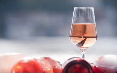 Quel est ce vin, d'une couleur saumonée, qui n'existe qu'en version "rosé" ?