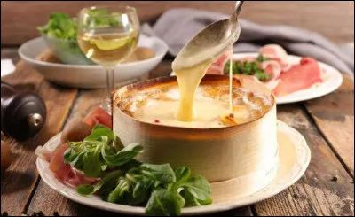 Quel est ce fromage qui se déguste fondu dans sa boîte chaude ?