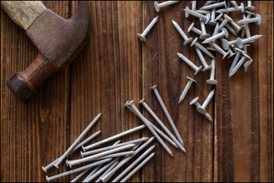 Pourquoi a-t-il toujours un clou dans la bouche ?