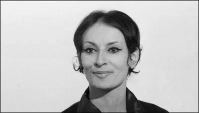 De quelle chanson de Barbara provient ce texte : "Quand j'arrive, le teint clair / Moi devant et eux derrière / Je comprends bien que les gens / S'étonnent, s'étonnent" ?