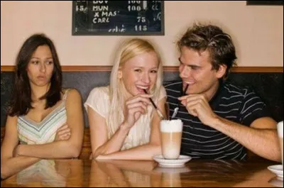 Quel objet tient-on en main lorsqu'on se retrouve seul au milieu d'un couple d'amoureux ?