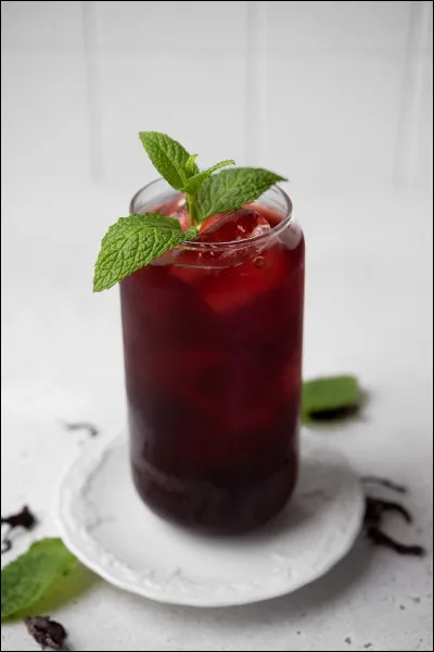 Vrai ou faux ? Le bissap est une boisson fabriquée grâce à l'Oseille de Guinée, qui est une plante herbacée arbustive qui peut atteindre 3 mètres de haut dans les meilleures conditions.