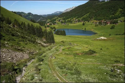 Ce lac de 5 ha, situé en Haute-Savoie, dans le massif des Aravis, sur la commune de la Clusaz, c'est le ...