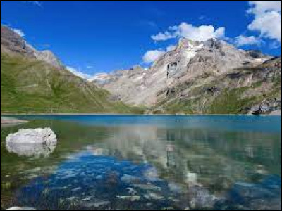 Ce lac de 44 ha de la haute Tarentaise, situé près de la station de Tignes, à 2 460 m d'altitude, c'est le ...