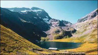 Ce lac glaciaire de 9 ha situé à 2105 m d'altitude dans la vallée du Vénéon, c'est le ...