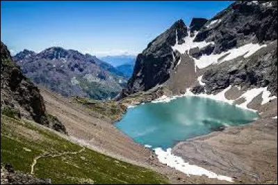 Ce lac de montagne de 15 ha, situé à 2 514 m d'altitude, dans le parc national des Écrins, c'est le ...