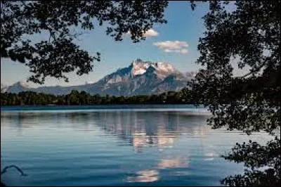 Ce lac de 100 ha d'origine glaciaire, situé au pied du massif du Taillefer, est l'un des lacs de Laffrey ; c'est le ...
