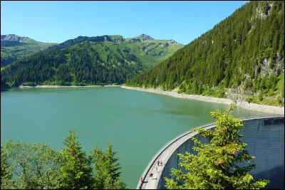 Ce lac de 45 ha, situé dans le Beaufortin à 1550 m altitude, c'est le ...