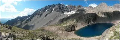 Ce lac du massif des Écrins, situé à 2 538 m d'altitude, sur le flanc est du massif de la Meije, c'est le ...