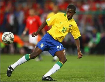 L'international brsilien Ramires a sign dans le club londonien de Chelsea, en provenance du Benfica Lisbonne, pour un montant de...
