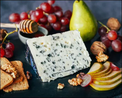 Quel champignon donne la couleur bleue des fromages persillés ?