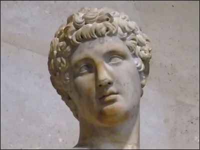 Quelle déesse confia à Perséphone un coffre dans lequel un jeune homme était caché ?