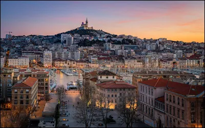 Quel bâtiment historique érigé en 1933 dont le mur d'enceinte, uvre de l'architecte Gaston Castel, était classé, faisant partie de l'Histoire de Marseille a été démoli en 2022 ?