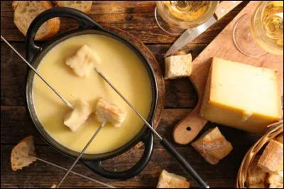 Quels sont les trois fromages utilisés pour la fondue savoyarde ?