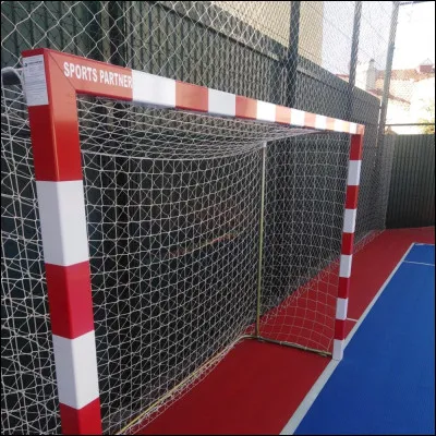 Si tu es droitier, quel pied dois-tu mettre devant pour tirer ?