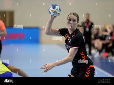 Si tu es de l'équipe rouge, dois-tu te mettre devant un joueur de l'équipe bleu pour le coincer quand il va faire une passe ?