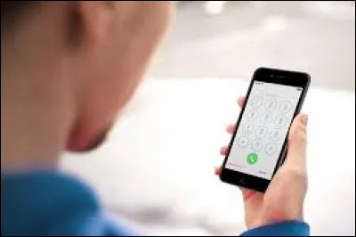 Comment traduire "je vous appelle à propos de" ?