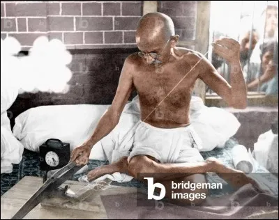 Avec son éternel cigare, il surnommait Gandhi "le fakir à demi-nu".