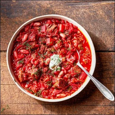 Quelle plante, qui peut &ecirc;tre sucri&egrave;re, potag&egrave;re ou fourrag&egrave;re, entre dans la recette du bortsch ?