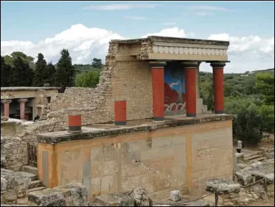 Quel roi mythique est associé à la construction de son plus gigantesque palais ?