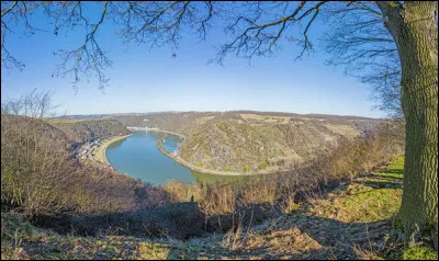 Le rocher Loreley est connu pour son décor splendide et pour sa légende, il culmine à 132 mètres de haut au-dessus du Rhin. Dans quel pays se situe t-il ?