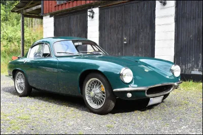 L'élite 14 de la marque Lotus est une voiture de luxe et élégante qui a été créée dans les années 50. Quelle est la nationalité de son constructeur ?
