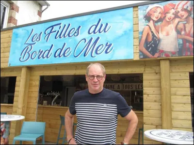 La chanson "Les Filles du bord de mer" appartient à Christophe.