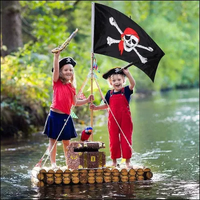 De quel nom les pirates et les corsaires avaient-ils baptisé leur pavillon ?