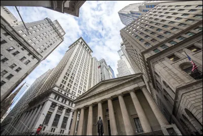Dans quelle ville se trouve Wall Street, une célèbre place boursière américaine ?