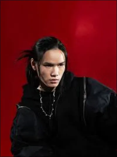 Qui a chanté le tube "Dépassé" ?