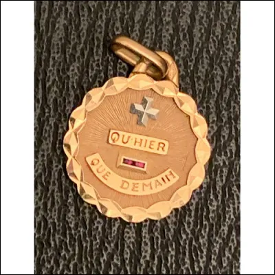 Qui ne connait pas cette "médaille d'amour" dont la gravure est inspirée des vers du poème "Chaque jour je t'aime davantage, aujourd'hui plus qu'hier et bien moins que demain" ? Mais savez-vous à quelle poète qui fut l'épouse d'Edmond Rostand, l'on doit ces mots ?